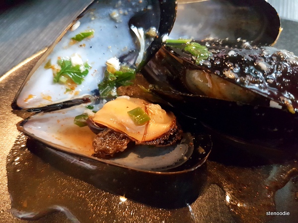 A closer view of the steam mussels.